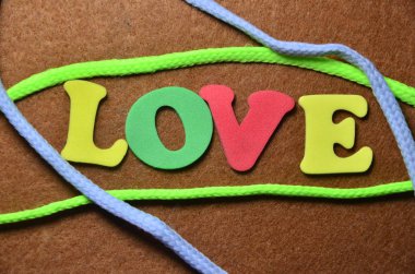 renkli bir arka plan üzerinde kelime aşk