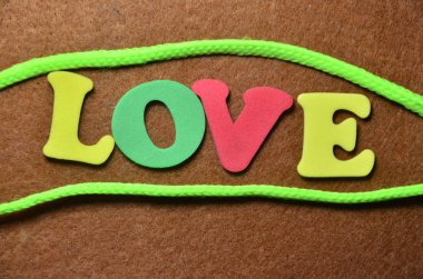 renkli bir arka plan üzerinde kelime aşk