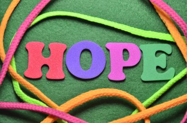 renkli bir arka plan üzerinde kelime umut