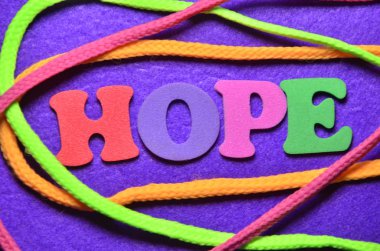 renkli bir arka plan üzerinde kelime umut