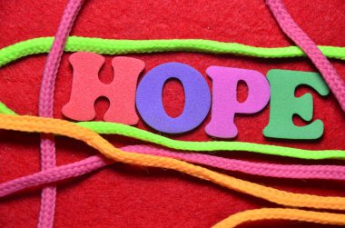 renkli bir arka plan üzerinde kelime umut