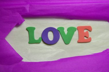 renkli bir arka plan üzerinde kelime aşk