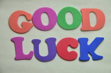 renkli bir arka plan üzerinde kelime iyi şanslar