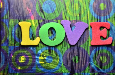 renkli bir arka plan üzerinde kelime aşk