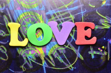 renkli bir arka plan üzerinde kelime aşk