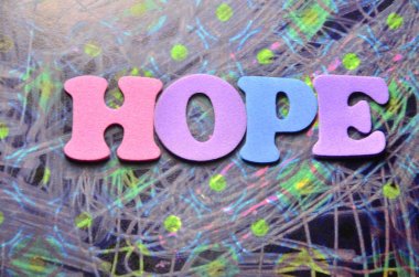 renkli bir arka plan üzerinde kelime umut