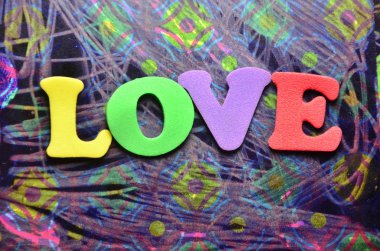 bir soyut colred arka plan üzerinde kelime aşk