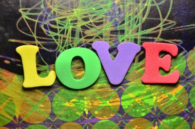 bir soyut colred arka plan üzerinde kelime aşk