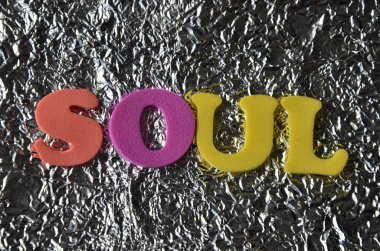 Word soul gümüş bir arka plan üzerinde