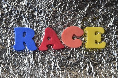 renkli bir arka plan üzerinde kelime yarışı