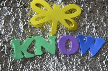 o kelimeyi biliyorum soyut Gümüş arka plan üzerinde