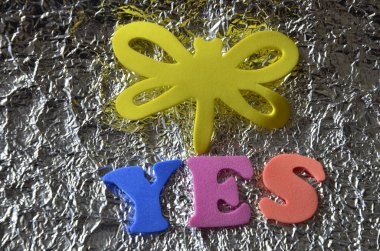 Evet bir gümüş arka plan üzerinde kelime