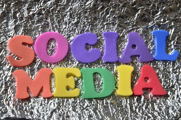Word Social Media Een Abstracte Zilveren Achtergrond — Stockfoto