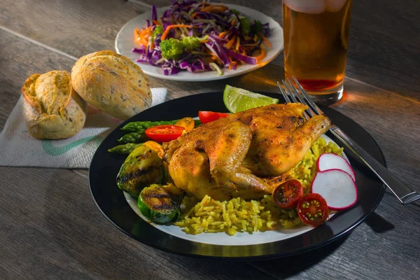 Cornish tavuk pirinç yatak ve salata