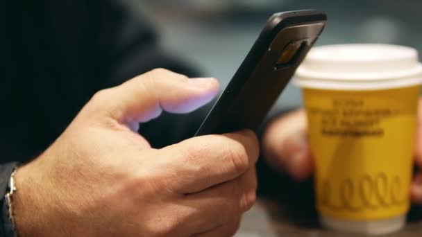 Jeune homme utilise le téléphone — Video