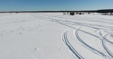 Açık bir günde sahada kış