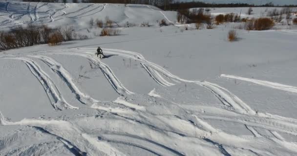 Rozrywka na skuterach śnieżnych z 5 — Wideo stockowe