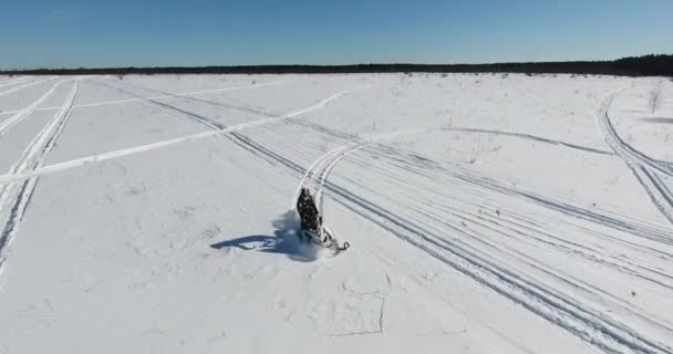 Paseos en moto de nieve en el campo — Vídeo de stock