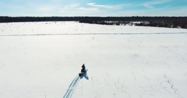 Havadan görünümü, kar arabası sahaya sürmek.