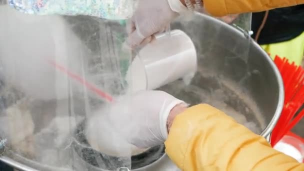 Производство сладкой ваты — стоковое видео