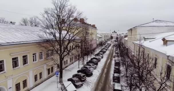 Volando sobre el invierno Yaroslavl en un día nublado — Vídeo de stock