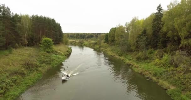 Barco a motor navegando por el río — Vídeo de stock