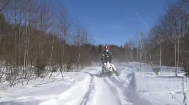 Orman ve çalılar kar motosikletleri geçmek