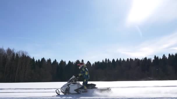 Motos de nieve moviéndose en el campo — Vídeo de stock