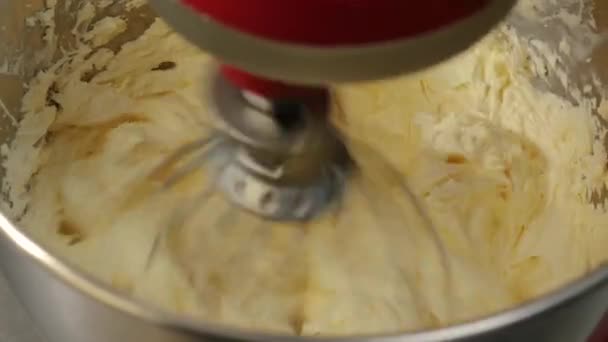 Подготовка крема в смесителе — стоковое видео