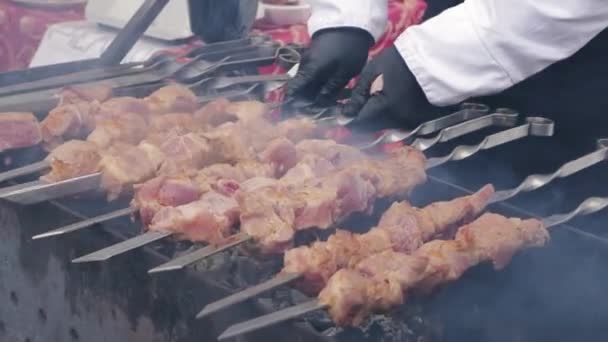 Жарить свежее мясо вблизи — стоковое видео