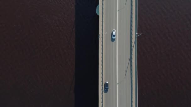 Carretera sobre la vista del puente desde un dron — Vídeos de Stock