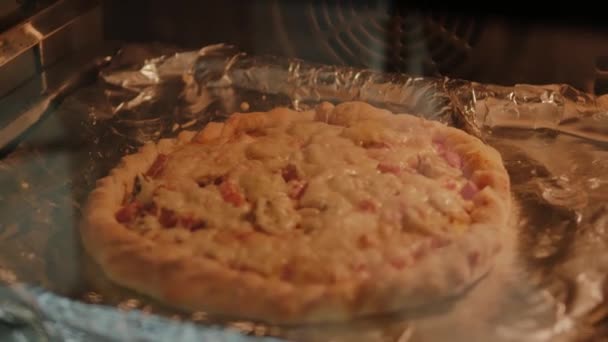 Cocinar pizza con queso de cerca — Vídeo de stock