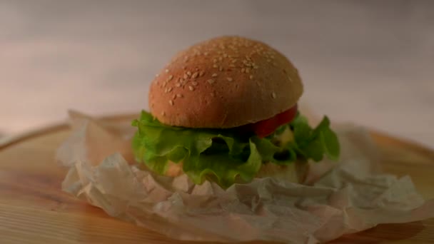 Yapımı Sığır Eti Burger Gri Arka Plan Üzerinde Ahşap Bir — Stok video