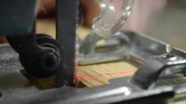 Gitar tamir teknisyeni gitar üzerinde çalışma 