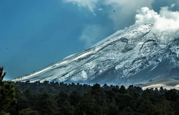 Mitad Volcan Con Cielo — Foto de Stock