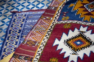 Essaouria, Fas - Eylül 2017: Renkli el Morocc ın Bazaarı yerde yaymak berber halı dokuma