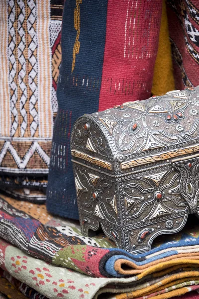 Essaouria Marokko September 2017 Kunstvolle Silberne Schmuckschatulle Mit Bunten Textilien lizenzfreie Stockbilder