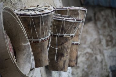 Essaouria, Fas - Eylül 2017: Afrika drums(Djembe) ve davul çerçeve craftsman'ın worksho dışında duvarda asılı