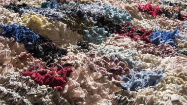 Essaouria, Fas - Eylül 2017: Parlak renkli ve ağır dokulu bez halıya sunligh