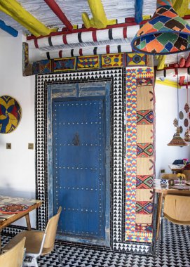 Essaouria, Fas - Eylül 2017: Parlak renkli Fas butik bistro tarzı