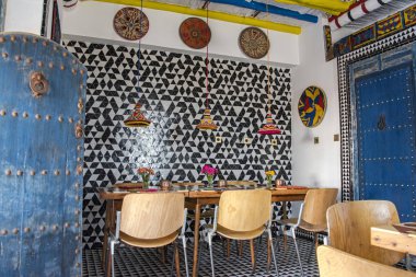 Essaouria, Fas - Eylül 2017: Parlak renkli Fas butik bistro tarzı