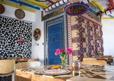 Essaouria, Fas - Eylül 2017: Parlak renkli Fas butik bistro tarzı