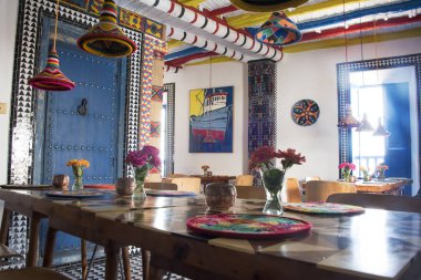 Essaouria, Fas - Eylül 2017: Parlak renkli Fas butik bistro tarzı