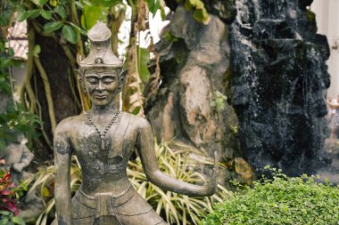 Tayland, Bangkok - 28 Mart 2016 - heykel Wat Pho Gardens. Altın Buda uzanmış yurdu