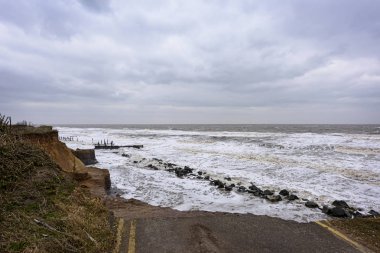 İngiltere'de, Happisburgh - 18 Mar 2018: kıyı aşındırıcı yer duirng bir kar fırtınası alarak. Bir çok evde son zamanlarda kıyı erroasion nedeniyle bu toplumda kaybolmuş.
