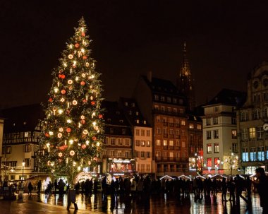 Fransa, Strasbourg - 20 Aralık 2017: Noel pazarı ziyaret insanlar. Belgili tanımlık Noel çarşı Merkezi Strasbourg her yıl düzenlenmektedir.