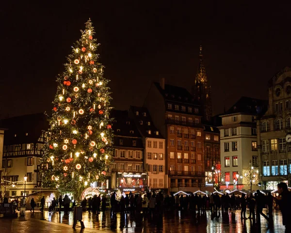 Frankreich Straßburg Dezember 2017 Besucher Des Weihnachtsmarktes Der Weihnachtsmarkt Findet lizenzfreie Stockfotos