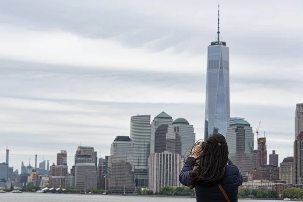 Donna fotografare linea del cielo di New York — Foto Stock
