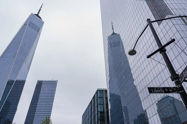 Reflejo del World Trade Centre sobre la calle de la libertad — Foto de Stock