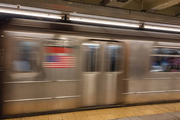 U-Bahn-Waggon rast vorbei Stockbild